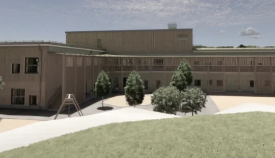 Exteriör av Bergfotens förskola med träfasad och innergård.