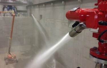 Teknisk miljö i energianläggning med installationer och utrustning.