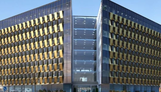 Vy av kontorsbyggnad i stadsmiljö i Örebro.