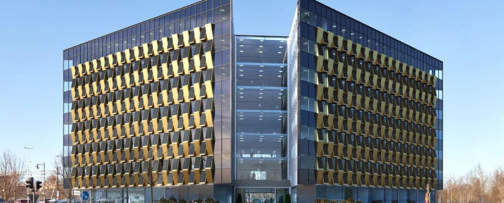 Vy av kontorsbyggnad i stadsmiljö i Örebro.