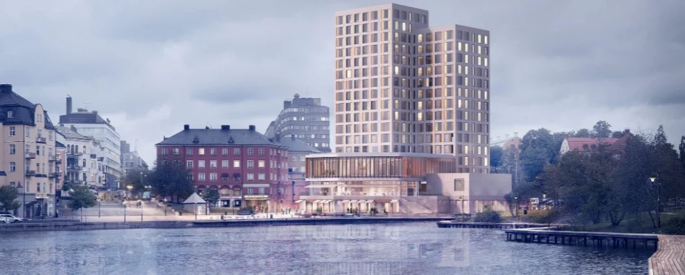 Exteriör av Clarion Hotel i Södertälje vid vattnet.