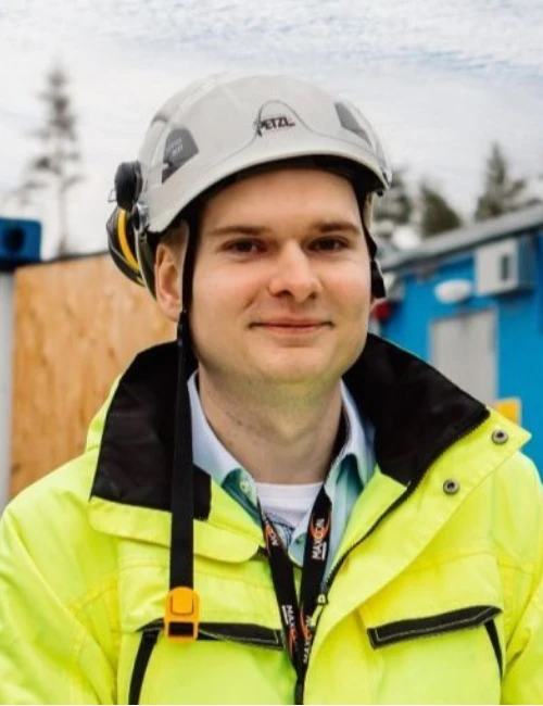 Projektledare i skyddsutrustning på byggarbetsplats.