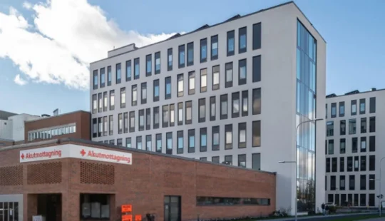 Exteriör av sjukhusbyggnad vid Universitetssjukhuset i Örebro.