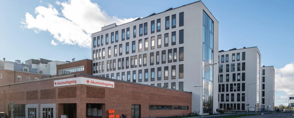 Exteriör av sjukhusbyggnad vid Universitetssjukhuset i Örebro.
