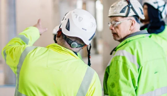 Interiör av kontorsbyggnad med installationer i taket.