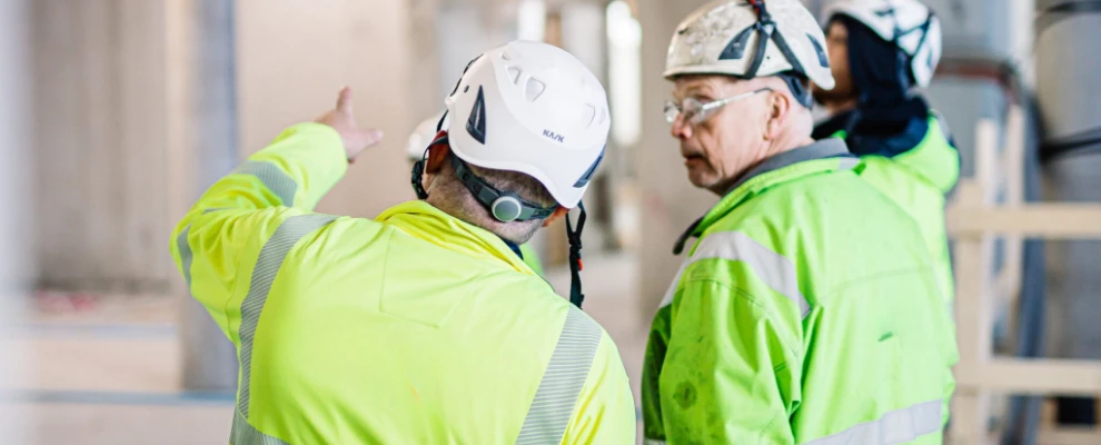 Interiör av kontorsbyggnad med installationer i taket.