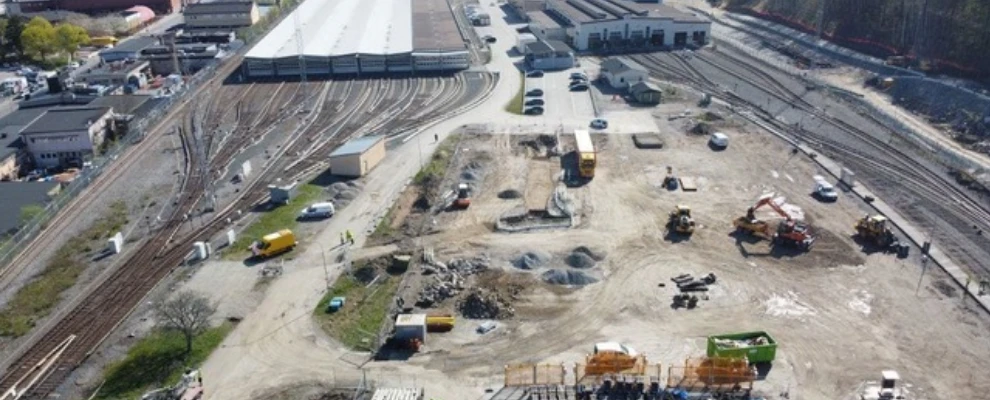 Översiktsvy av depåområde med byggnader och spår i Stockholm.