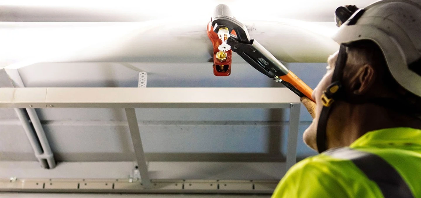 Medarbetare på Maxcon som arbetar tillsammans inom sprinkler och brandskydd