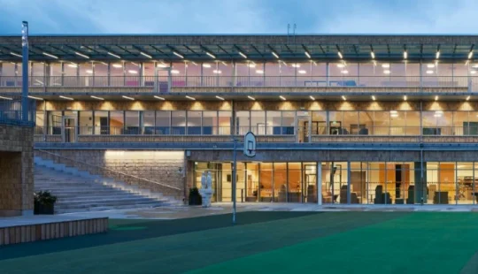 Vy av skolbyggnad i Vaxholm.