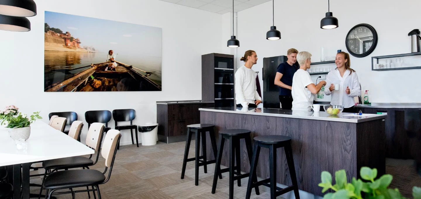 Maxcon‑medarbetare och kontorsmiljö som representerar företagets verksamhet och kultur.