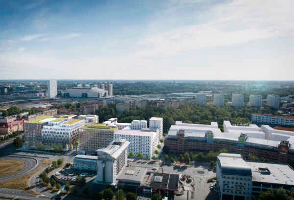 Interiör av kontorsbyggnad med öppna ytor och flera våningsplan.