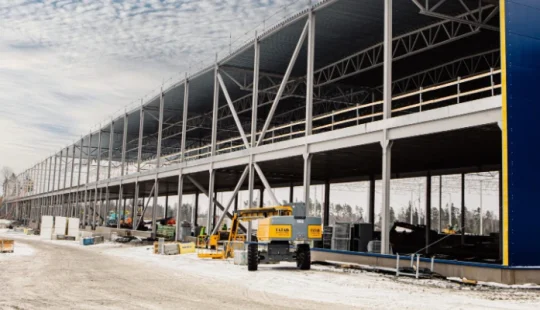 Exteriör av logistikhall under byggnation i Enköping.