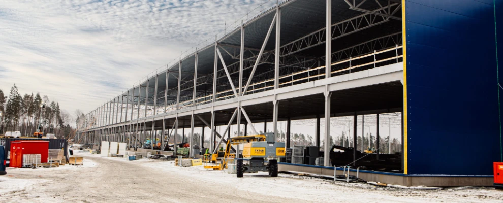 Exteriör av logistikhall under byggnation i Enköping.