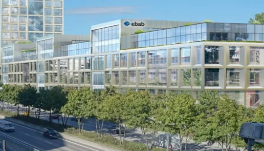 Vy av kontorsbyggnad i stadsmiljö i Stockholm.