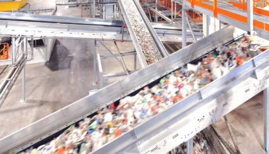 Interiör av industriell produktionsmiljö med transportband.