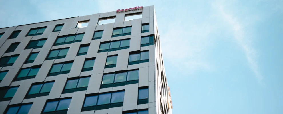 Exteriör av modern hotellbyggnad.