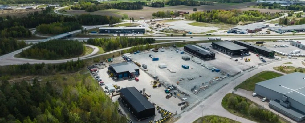 Översiktsvy av logistikhall i Enköping.