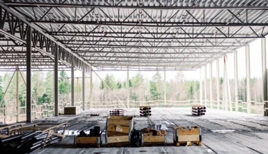 Interiör av logistikhall med bärande stålkonstruktion.